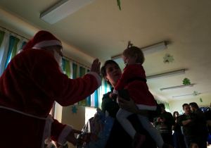 Juleczka odbiera prezent od Świętego Mikołaja